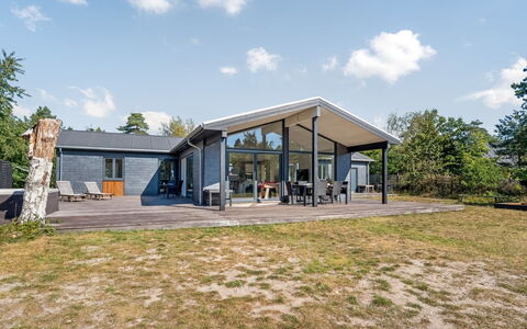 Milda - 100M from the Sea: Huis, Dak, Huis, Verblijf, Struik, Groundcover, Landgoed, Boerderij, Siding, Garden Gebouwen