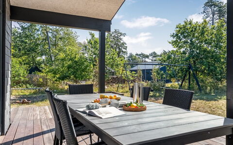 Milda - 100M from the Sea: Huis, Dak, Huis, Verblijf, Struik, Groundcover, Landgoed, Boerderij, Siding, Garden Gebouwen