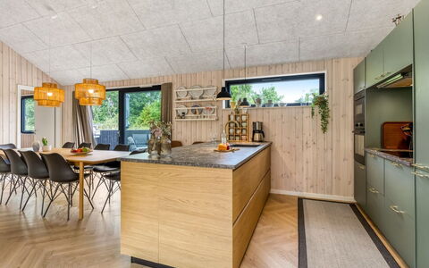 Artur - 800M from the Sea: Hout, Flooring, Interieur Ontwerp, Verdieping, Meubilair, Keuken, Countertop, Plafond, Houten Vloer, Keuken En Eettafel