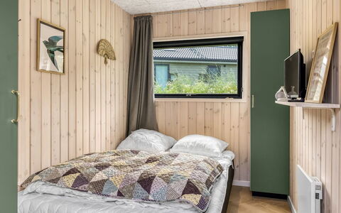Artur - 800M from the Sea: Slaapkamer, Bed, Hout, Interieur Ontwerp, Laken, Flooring, Verdieping, Bedding, Meubilair, Plafond