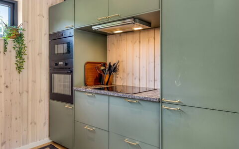 Artur - 800M from the Sea: Flooring, Hout, Interieur Ontwerp, Cabinetry, Verdieping, Countertop, Toestel Van De Keuken, Keuken, Major Appliance, Meubilair