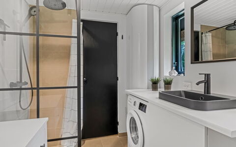 Karmen - 1Km from the Sea: Interieur Ontwerp, Loodgieterswerkinrichting, Flooring, Verdieping, Wasmachine, Plafond, Badkamerkast, Kamer, Kraan, Badkamer