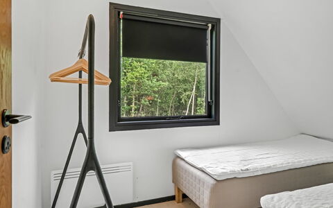 Karmen - 1Km from the Sea: Hout, Interieur Ontwerp, Verdieping, Verlichting, Flooring, Slaapkamer, Linens, Kamer, Bed