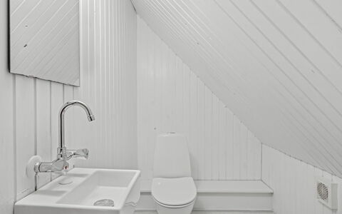 Karmen - 1Km from the Sea: Loodgieterswerkinrichting, Wit, Flooring, Verdieping, Interieur Ontwerp, Plafond, Badkamer, Kraan, Wastafel, Loodgieter