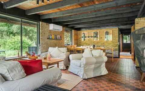 Karmen - 1Km from the Sea: Meubilair, Hout, Interieur Ontwerp, Plafond, Bankstel, Flooring, Tafel, Kamer, Stoel, Woonkamer