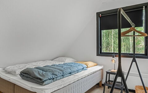 Karmen - 1Km from the Sea: Slaapkamer, Meubilair, Bed, Hout, Flooring, Interieur Ontwerp, Verdieping, Bedding, Laken, Linens