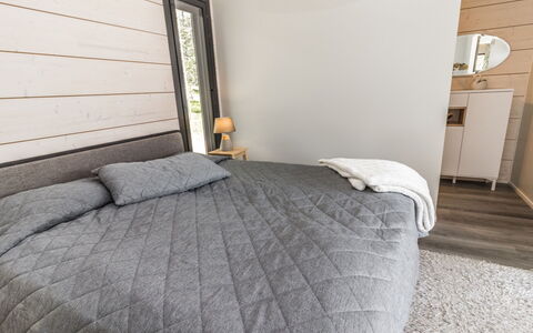 Villa Usva: Slaapkamer, Meubilair, Bed, Bedding, Hout, Laken, Linens, Interieur Ontwerp, Verdieping, Textiel