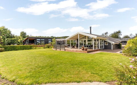 Eisa - 75M from the Sea: Huis, Landgoed, Schaduw, Landscaping, Gazon, Boerderij, Werf, Villa, Herenhuis, Veranda