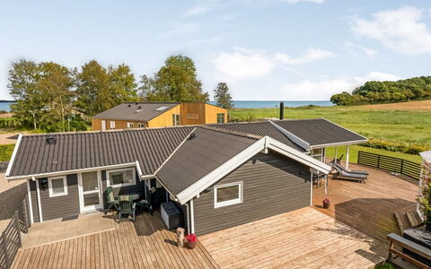 Eisa - 75M from the Sea: Huis, Huis, Dak, Verblijf, Landgoed, Veranda, Hardwood, Schaduw, Plank, Dek