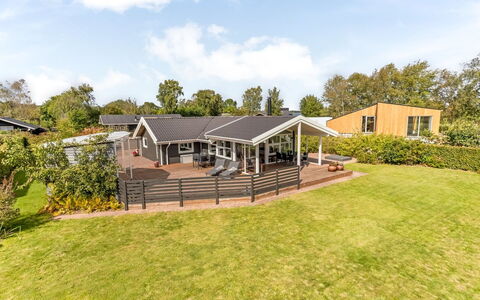 Eisa - 75M from the Sea: Huis, Dak, Landgoed, Verblijf, Schaduw, Landscaping, Boerderij, Veranda, Garden Gebouwen, Outdoor Structuur