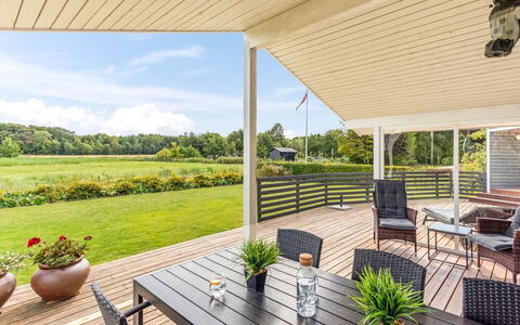 Eisa - 75M from the Sea: Hout, Veranda, Land Lot, Meubilair, Dek, Huis, Schaduw, Buitenmeubels, Hardwood, Stoel
