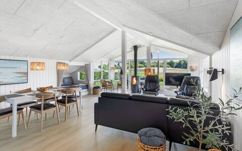 Eisa - 75M from the Sea: Hout, Plafond, Hardwood, Plank, Houten Vloer, Stoel, Timmerhout, Woonkamer, Dek