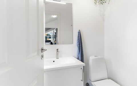 Eisa - 75M from the Sea: Muur, Interieur Ontwerp, Loodgieterswerkinrichting, Flooring, Verdieping, Badkamer, Badkamerkast, Wastafel, Kraan, Plafond