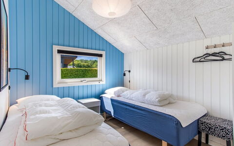 Eisa - 75M from the Sea: Slaapkamer, Hout, Bed, Interieur Ontwerp, Plafond, Laken, Bedding, Verdieping, Bed Frame, Huis