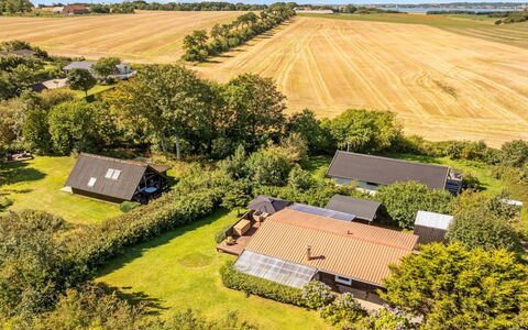 Berner - 500M to the Fjord: Verblijf, Backyard, Werf, Garden Gebouwen, Schuur, Siding, Buitenmeubels, Blokhut, Outdoor Structuur, Keet