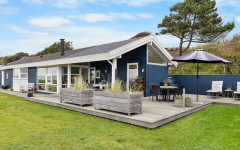 Gertje - 20M from the Sea: Blauw, Struik, Verblijf, Groundcover, Tuin, Landgoed, Schaduw, Landscaping, Boerderij, Eco Hotel