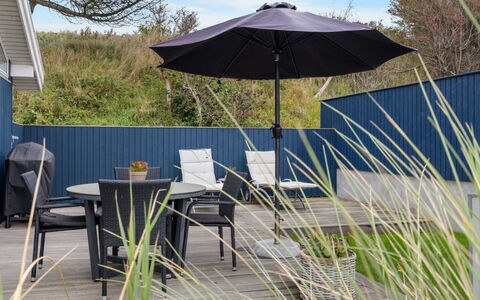 Gertje - 20M from the Sea: Blauw, Struik, Verblijf, Groundcover, Tuin, Landgoed, Schaduw, Landscaping, Boerderij, Eco Hotel