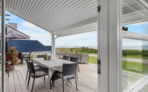 Gertje - 20M from the Sea: Blauw, Struik, Verblijf, Groundcover, Tuin, Landgoed, Schaduw, Landscaping, Boerderij, Eco Hotel