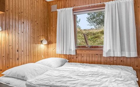 Anneka - 750M from the Sea: Bed, Slaapkamer, Hout, Laken, Bedding, Interieur Ontwerp, Plafond, Verdieping, Flooring, Linens