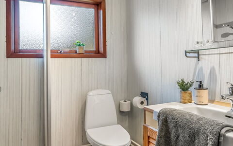 Anneka - 750M from the Sea: Loodgieterswerkinrichting, Hout, Badkamer, Interieur Ontwerp, Flooring, Wc Bril, Toilet, Verdieping, Wastafel, Loodgieter