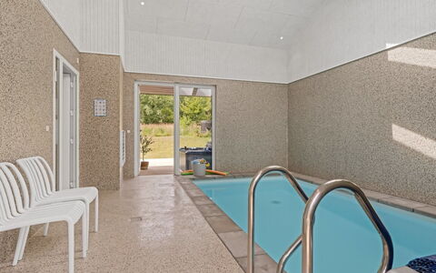 Berta - 2Km from the Sea: Flooring, Verdieping, Zwembad, Plafond, Tegel, Toevlucht, Hotel, Daylighting