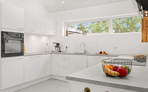 Berta - 2Km from the Sea: Keuken, Interieur Ontwerp, Toestel Van De Keuken, Flooring, Countertop, Major Appliance, Plafond, Hout, Lichte Inrichting, Cabinetry