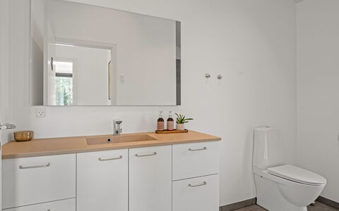 Berta - 2Km from the Sea: Wastafel In De Badkamer, Flooring, Loodgieterswerkinrichting, Verdieping, Badkamer, Interieur Ontwerp, Wastafel, Badkamerkast, Cabinetry, Spiegel