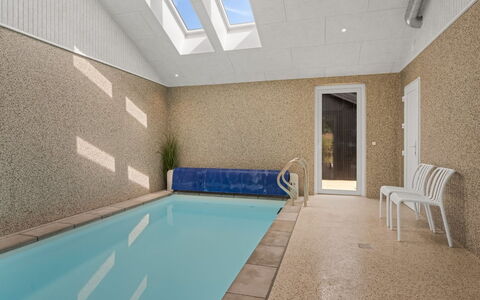 Berta - 2Km from the Sea: Flooring, Verdieping, Zwembad, Samengesteld Materiaal, Plafond, Daylighting, Toevlucht, Tegel, Ontwerp, Beits