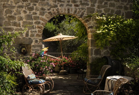 Agriturismo Arcera Apartments: Bloempot, Meubilair, Tuin, Kamerplant, Buitenmeubels, Stoel, Flagstone, Binnenplaats, Buitentafel