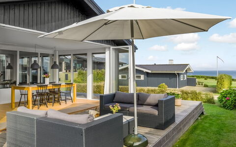 Hubertina - 75M from the Sea: Dak, Huis, Huis, Verblijf, Deur, Siding, Dek, Veranda, Plank, Hardwood