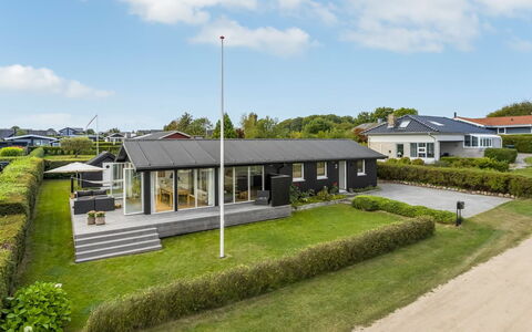 Hubertina - 75M from the Sea: Dak, Huis, Huis, Verblijf, Deur, Siding, Dek, Veranda, Plank, Hardwood