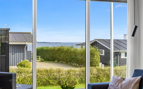 Hubertina - 75M from the Sea: Dak, Huis, Huis, Verblijf, Deur, Siding, Dek, Veranda, Plank, Hardwood