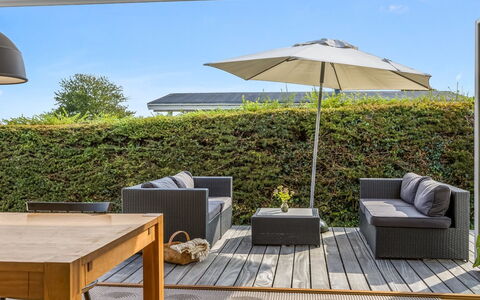 Hubertina - 75M from the Sea: Dak, Huis, Huis, Verblijf, Deur, Siding, Dek, Veranda, Plank, Hardwood