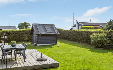 Hubertina - 75M from the Sea: Dak, Huis, Huis, Verblijf, Deur, Siding, Dek, Veranda, Plank, Hardwood