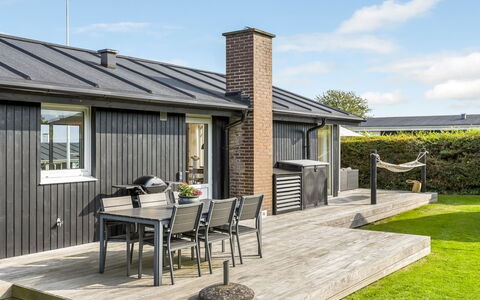Hubertina - 75M from the Sea: Dak, Huis, Huis, Verblijf, Deur, Siding, Dek, Veranda, Plank, Hardwood