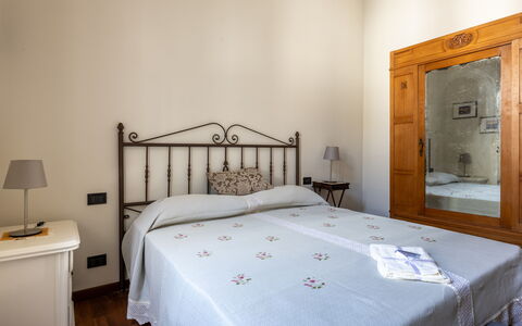 Casa Olivia With Garden And Wifi: Bed, Meubilair, Slaapkamer, Interieur Ontwerp, Muur, Laken, Bedding, Verdieping, Hout, Flooring