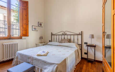 Casa Olivia With Garden And Wifi: Bed, Interieur Ontwerp, Slaapkamer, Muur, Meubilair, Hout, Verdieping, Flooring, Kamer, Laken