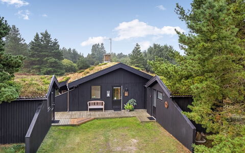 Tole - 2Km from the Sea: Woongebied, Struik, Huis, Huis, Tuin, Landgoed, Schaduw, Landscaping, Gazon