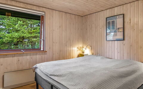 Tole - 2Km from the Sea: Flooring, Interieur Ontwerp, Hout, Slaapkamer, Verdieping, Bed, Plafond, Laken, Kamer, Bedding