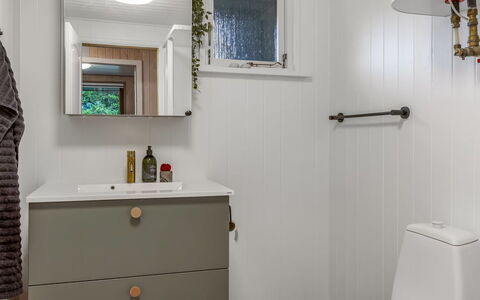 Tole - 2Km from the Sea: Flooring, Loodgieterswerkinrichting, Badkamer, Verdieping, Interieur Ontwerp, Loodgieter, Toilet, Badkamerkast, Cabinetry, Wastafel
