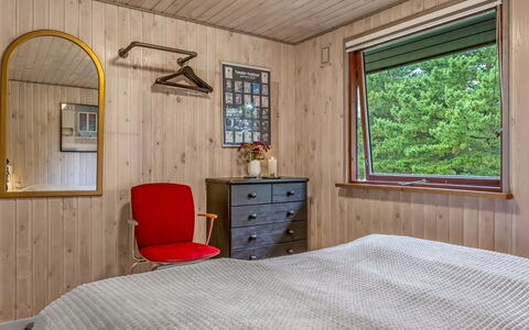 Tole - 2Km from the Sea: Slaapkamer, Interieur Ontwerp, Bed, Hout, Meubilair, Flooring, Plafond, Laken, Verdieping, Kamer