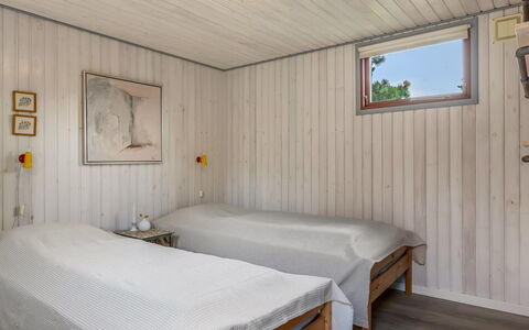 Tole - 2Km from the Sea: Hout, Flooring, Verdieping, Slaapkamer, Plafond, Interieur Ontwerp, Houten Vloer, Bed, Hardwood, Deur