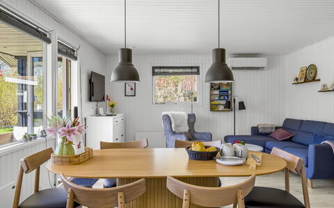 Kennet - 30Km from the Sea: Meubilair, Interieur Ontwerp, Flooring, Hout, Eetkamer, Plafond, Tafel, Keuken En Eettafel, Verdieping, Stoel