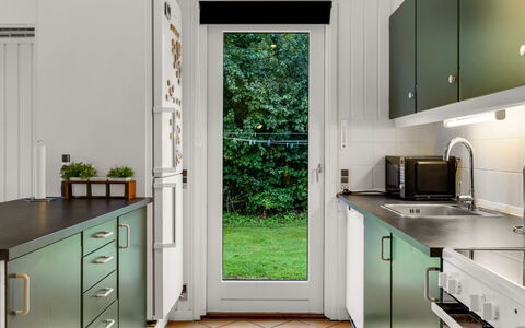 Ilsebet - 30Km from the Sea: Keuken, Hout, Toestel Van De Keuken, Flooring, Countertop, Interieur Ontwerp, Major Appliance, Cabinetry, Gootsteen, Meubilair