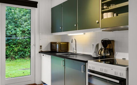 Ilsebet - 30Km from the Sea: Toestel Van De Keuken, Keuken, Major Appliance, Countertop, Interieur Ontwerp, Hout, Flooring, Gootsteen, Meubilair, Cabinetry