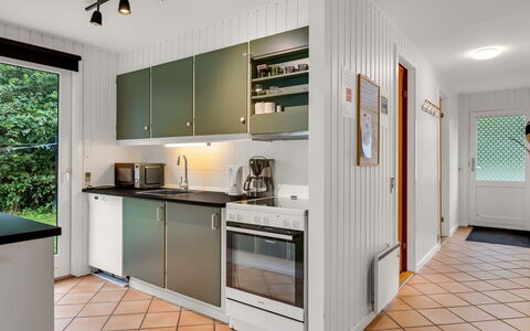 Ilsebet - 30Km from the Sea: Keuken, Toestel Van De Keuken, Major Appliance, Countertop, Interieur Ontwerp, Hout, Flooring, Plafond, Cabinetry, Huishoudapparatuur