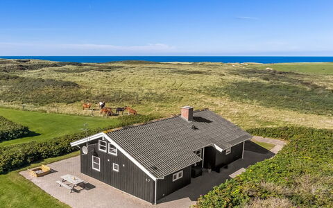 Aiana - 300M from the Sea: Huis, Dak, Huis, Verblijf, Struik, Groundcover, Landgoed, Boerderij, Siding, Garden Gebouwen