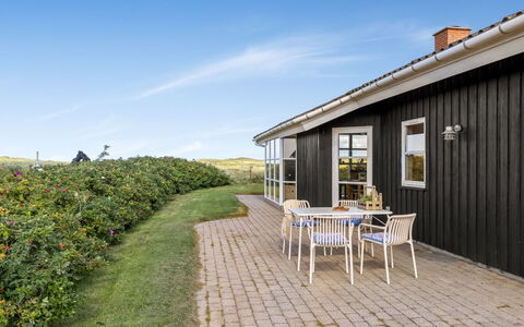Aiana - 300M from the Sea: Huis, Dak, Huis, Verblijf, Struik, Groundcover, Landgoed, Boerderij, Siding, Garden Gebouwen