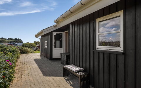 Aiana - 300M from the Sea: Huis, Dak, Huis, Verblijf, Struik, Groundcover, Landgoed, Boerderij, Siding, Garden Gebouwen