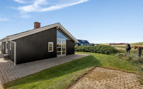 Aiana - 300M from the Sea: Huis, Dak, Huis, Verblijf, Struik, Groundcover, Landgoed, Boerderij, Siding, Garden Gebouwen